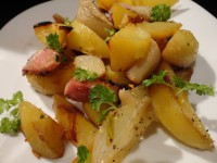Pečené brambory v alobalu s uzeným, česnekem a cibulí