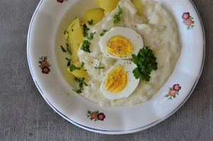 Zadělávané kedlubny s bramborem a vařeným vejcem