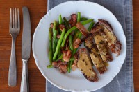 Steak s pepřovou omáčkou a zelenými fazolkami se slaninou