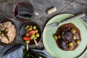 Vepřová líčka s olivami a rajčaty na červeném víně