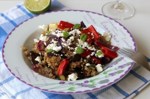 Quinoa s pečenou zeleninou a balkánským sýrem