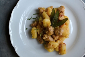 Gnocchi se špagetovou dýní, šalvějí a italskou salsicciou