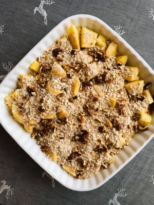 Jablečný crumble s vločkami, ořechy, vánočním kořením