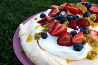 Jahodovo-borůvková Pavlova