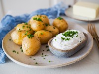 Pečené brambory s bylinkovým dipem a pažitkou
