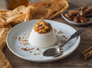 Skořicová panna cotta se zkaramelizovanými jablky