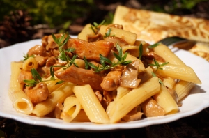 Penne s kuřecím masem a hříbkovou omáčkou