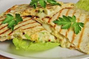 Quesadilla s vejci a jalapeňo