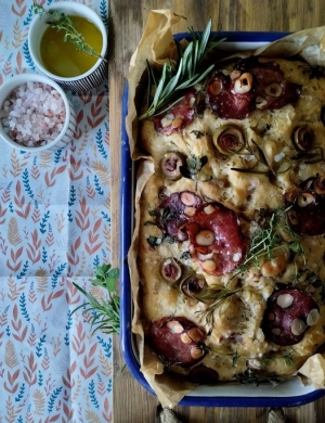 Focaccia se sušenými rajčaty, olivami a bylinkami