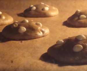 Americké cookies s bílou čokoládou a oříškovým máslem